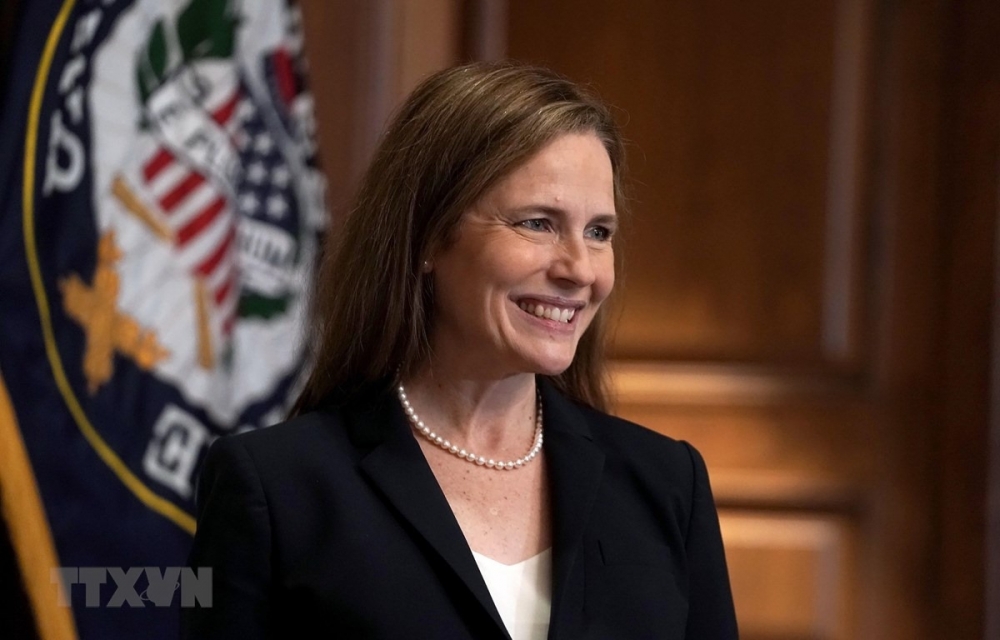 Bà Amy Coney Barrett chính thức trở thành Thẩm phán Tòa án Tối cao Mỹ
