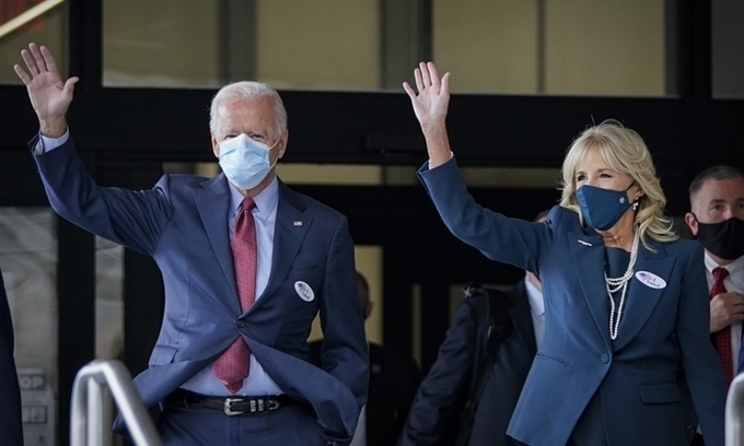 Ứng cử viên Biden đi bỏ phiếu sớm tại bang Delaware