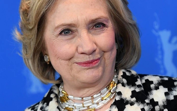 Bà Hillary Clinton phát hành cuốn tiểu thuyết đầu tiên