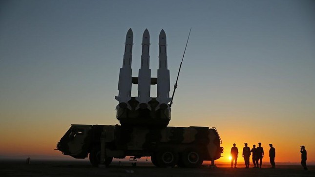 Iran phô diễn sức mạnh phòng không ở cuộc tập trận trên sa mạc trung tâm