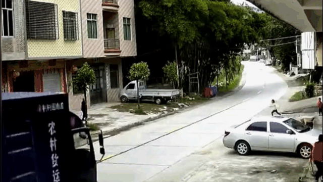 Camera giao thông: Tài xế xe tải đánh lái xuất thần, kịp thời cứu mạng bé gái