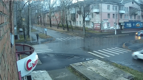 Camera giao thông: Đang thong dong cuốc bộ trên vỉa hè, người đàn ông suýt chết oan vì hai xe tông nhau