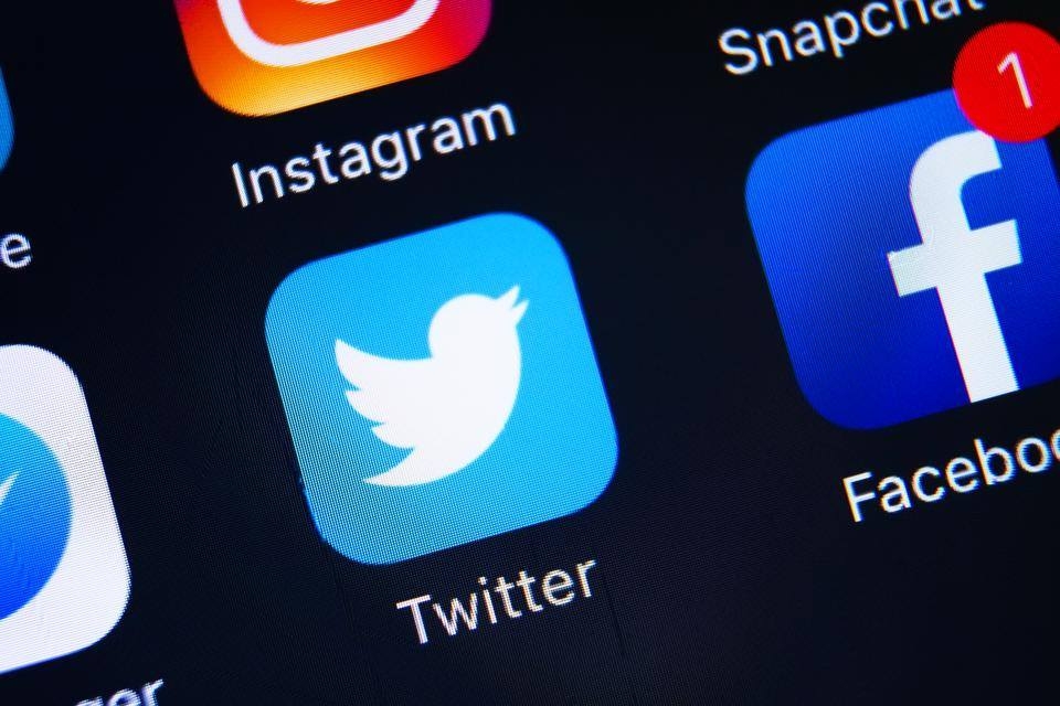 Twitter và Facebook thẳng tay gắn cờ bài đăng của ông Trump, thậm chí 