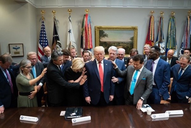 Ảnh ông Trump buồn bã nhắm nghiền mắt bên cạnh các cộng sự là ảnh cũ, không liên quan đến bầu cử Mỹ