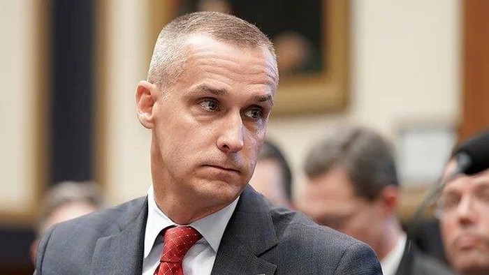 Thành viên mới nhất trong nhóm giới chức vòng trong của Trump mắc COVID-19
