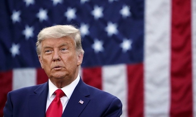 Nhiều người phân tâm với màu tóc mới khói bạc tự nhiên của ông Trump