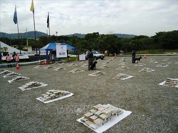 Hải quân Ecuador trục vớt khoảng một tấn cocaine dưới biển