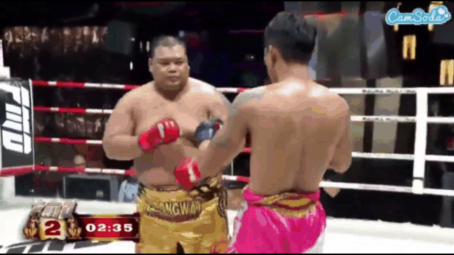 Video: Võ sĩ Muay Thái tung cú đá "thần sầu", tay đấm quyền Anh lập tức xin thua