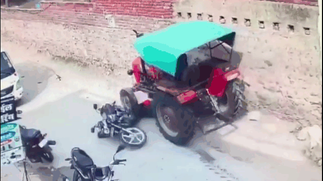 Camera giao thông: Bị máy kéo đâm trúng, 4 người thoát chết khó tin