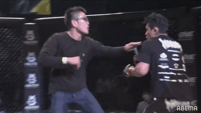 Video: Lỡ buông lời thách đấu bình luận viên, cao thủ MMA nhận kết cục bẽ bàng