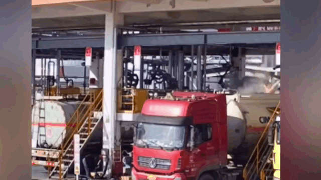 Video: Xe bồn chở dầu bất ngờ phát nổ như bom khi đang dừng đỗ