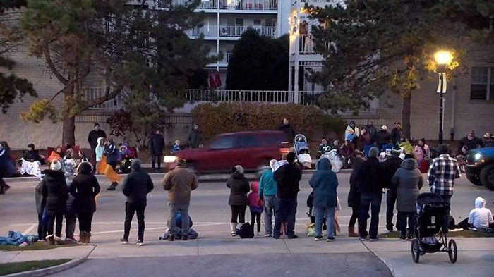 Ôtô lao vào đoàn người mừng Giáng sinh ở Wisconsin, gây nên thảm kịch kinh hoàng Ôtô lao vào đoàn người mừng Giáng sinh ở Wisconsin, gây nên thảm kịch kinh hoàng