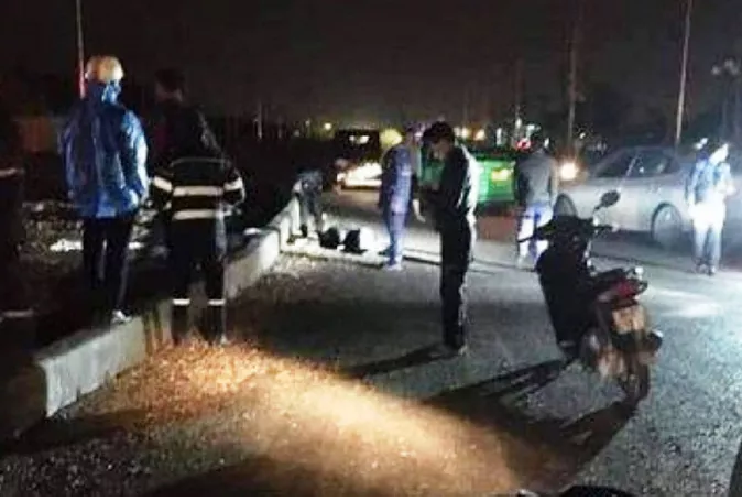 Tai nạn giao thông chiều 16/12: Giúp người bị ngã giữa đường, người đàn ông bị xe container tông tử vong