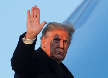 Ông Trump chơi golf ở Florida giữa lúc chính phủ đối mặt nguy cơ đóng cửa