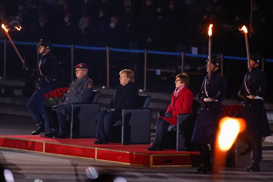 Bà Merkel rời nhiệm sở với buổi đại quân lễ
