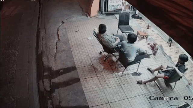 Camera giao thông: Đang thảnh thơi uống nước trên vỉa hè, 3 thanh niên bất ngờ bị ô tô tông trúng