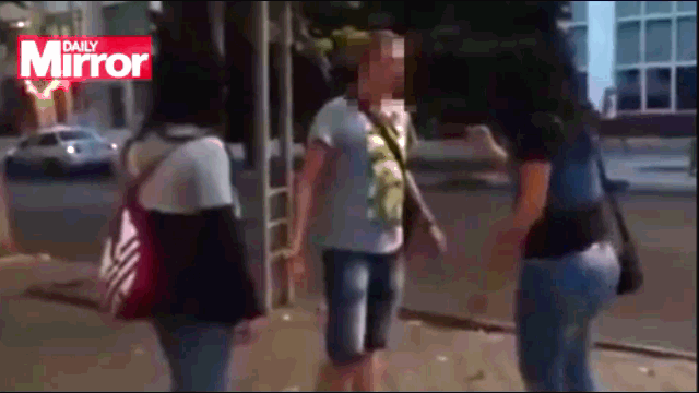 Video: Chọc ghẹo người phụ nữ trên phố, nam thanh niên bị "nạn nhân" đấm gục