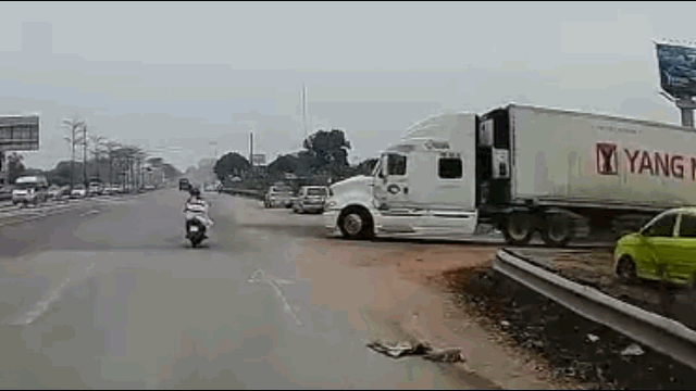 Camera giao thông: Thấy xe máy suýt bị container "nuốt chửng" trên đường, tài xế kêu gào thảm thiết