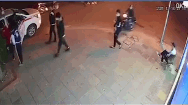 video bi cuop dien thoai khi dang ung dung tan bo nam thanh nien giat minh ngo ngac