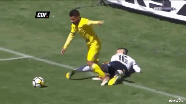 Video: Cầu thủ giả vờ ngã trong vòng cấm để kiếm penalty và phản ứng của trọng tài
