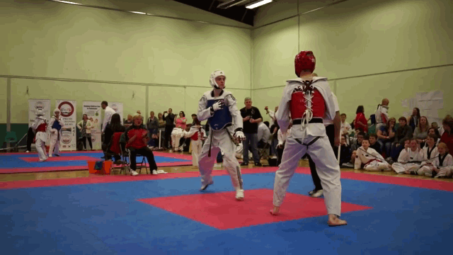 Video: Cao thủ Taekwondo hạ knock out đối phương bằng cú đá thần tốc