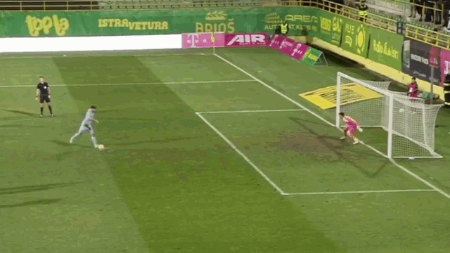Video: Vừa sút penalty thành công, cầu thủ bất ngờ bị trọng tài rút thẻ đỏ