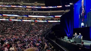 Ông Trump bất ngờ bị đám đông la ó khi tuyên bố đã tiêm mũi thứ ba