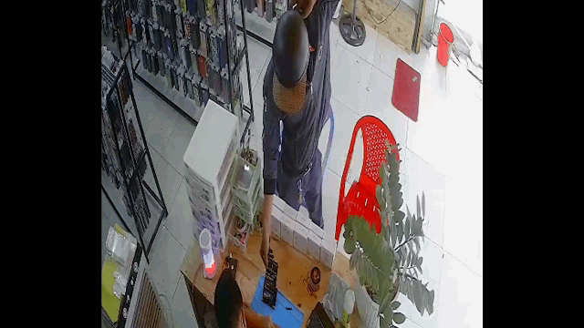 Video: Trộm nhẹ nhàng "cuỗm" điện thoại trong lúc nam nhân viên ngủ say