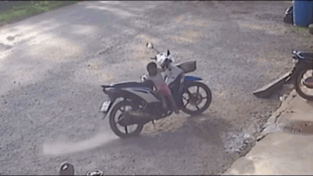 Video: Bố bất cẩn để con nhỏ vặn trúng tay ga và cái kết