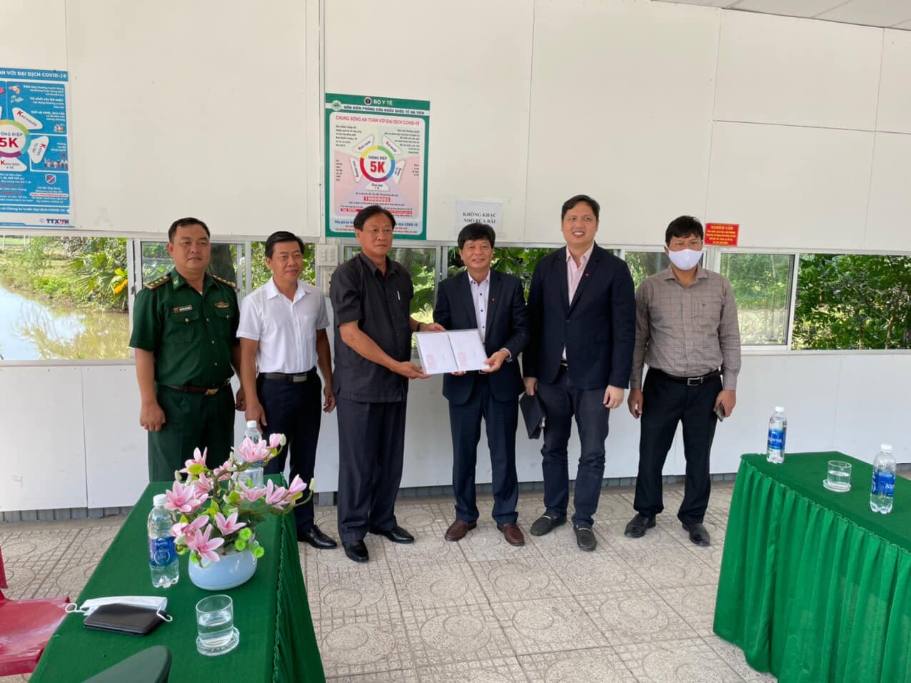 Kiên Giang tặng 300 triệu đồng hỗ trợ bà con kiều bào ở Campuchia đón Tết