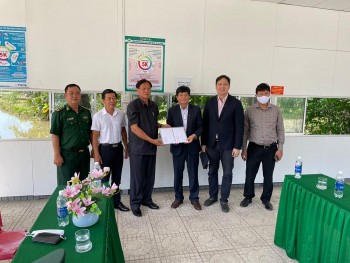 Kiên Giang tặng 300 triệu đồng hỗ trợ bà con kiều bào ở Campuchia đón Tết
