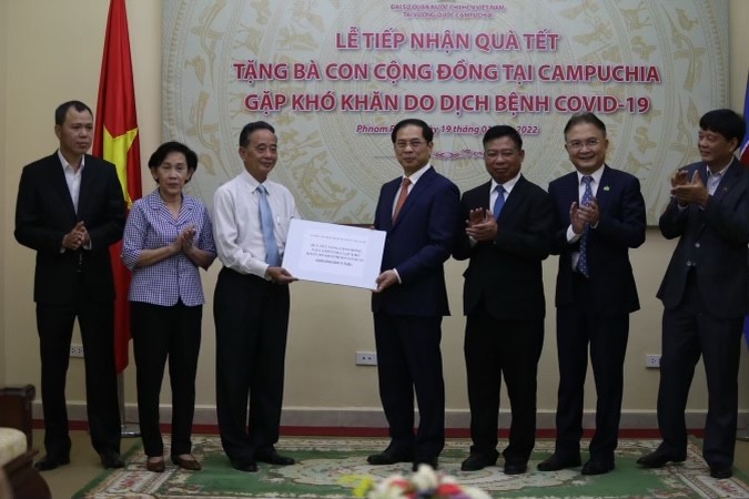 Tặng 500 phần quà Tết cho cộng đồng người Việt tại Campuchia gặp khó khăn do Covid-19