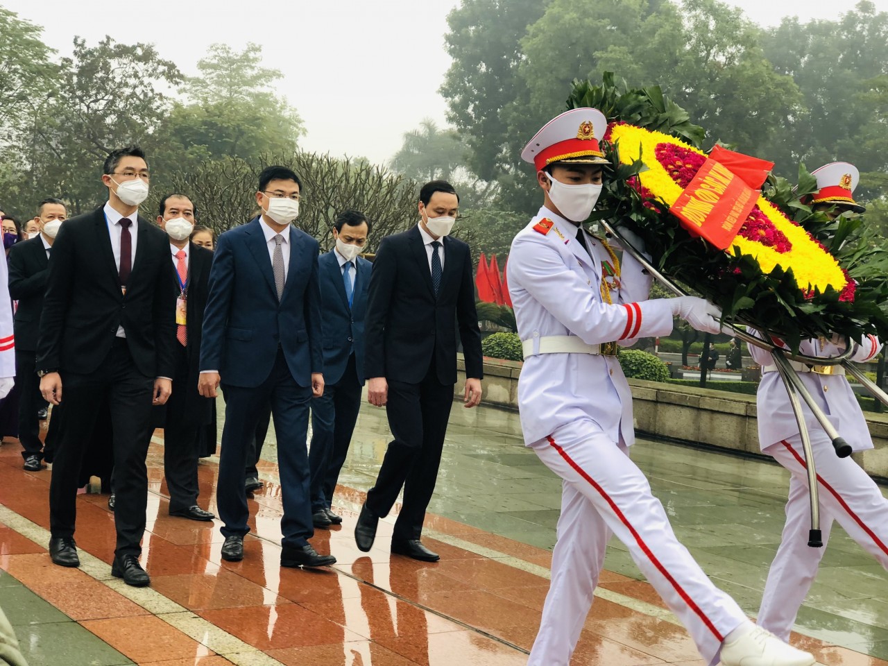 Chủ tịch nước Nguyễn Xuân Phúc cùng kiều bào dâng hương, thả cá chép