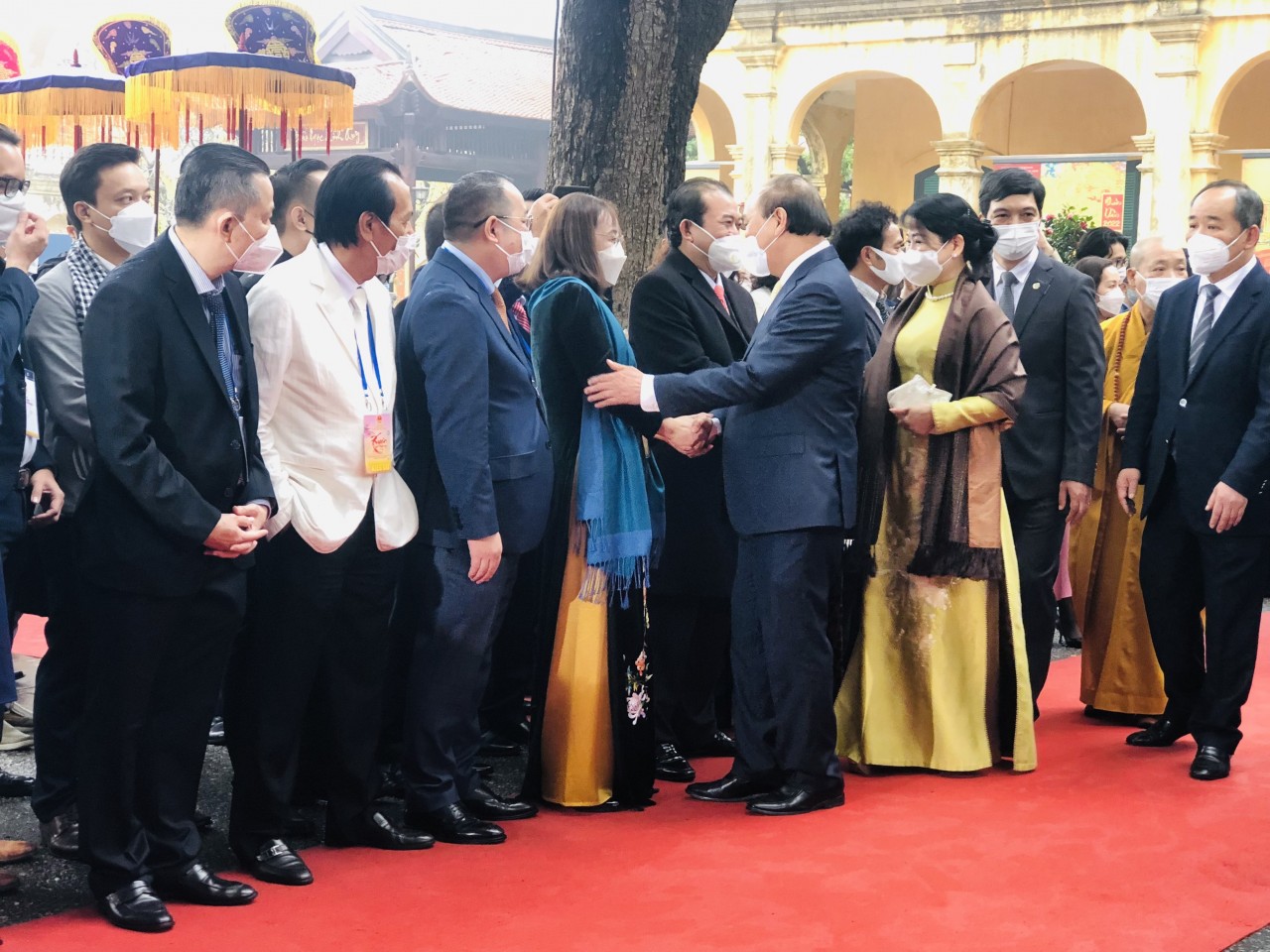Chủ tịch nước Nguyễn Xuân Phúc cùng kiều bào dâng hương, thả cá chép