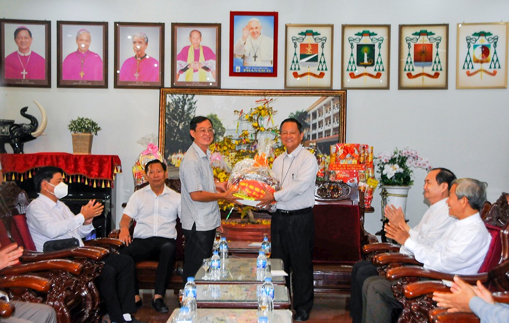 Thăm, tặng quà các vị chức sắc, các cơ sở tôn giáo trên cả nước nhân dịp Tết Nguyên đán Nhâm Dần