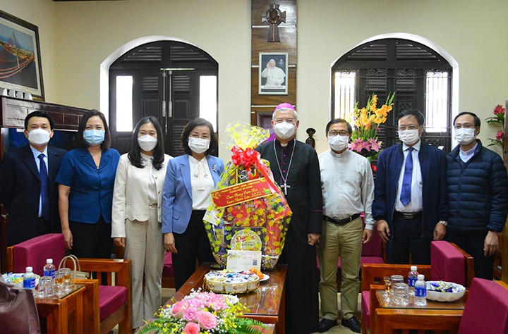 Thăm, tặng quà các vị chức sắc, các cơ sở tôn giáo trên cả nước nhân dịp Tết Nguyên đán Nhâm Dần
