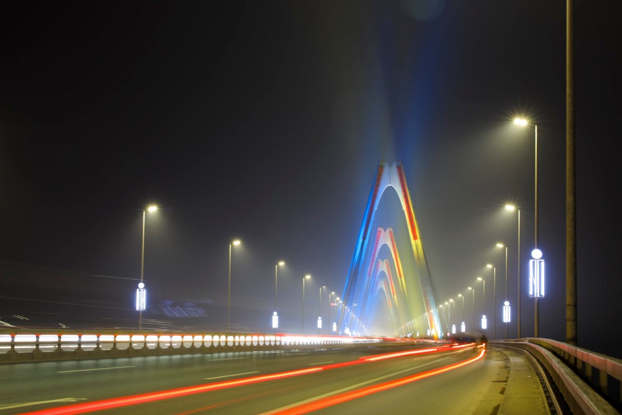 Cầu Nhật Tân chiếu sáng màu quốc kỳ của Ukraine - Việt Nam nhân kỉ niệm 30 năm thiết lập quan hệ ngoại giao