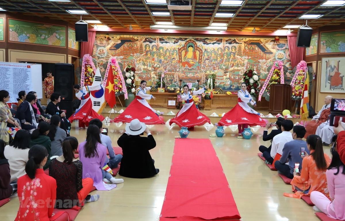 Suy ngẫm về tính chung sống hài hoà, bao dung trong văn hóa Việt