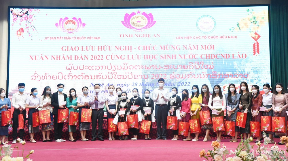 Liên hiệp các tổ chức hữu nghị tỉnh Nghệ An chia sẻ không khí đón Tết, vui Xuân với các lưu học sinh Lào