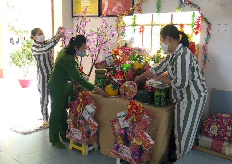 Giảm án, tha tù, tặng quà, chăm lo cho đời sống phạm nhân dịp Tết Nhâm Dần