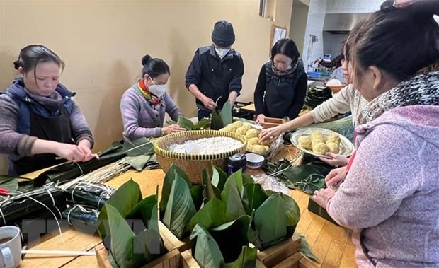 Kiều bào gói bánh chưng xanh đón Tết cổ truyền nơi đất khách