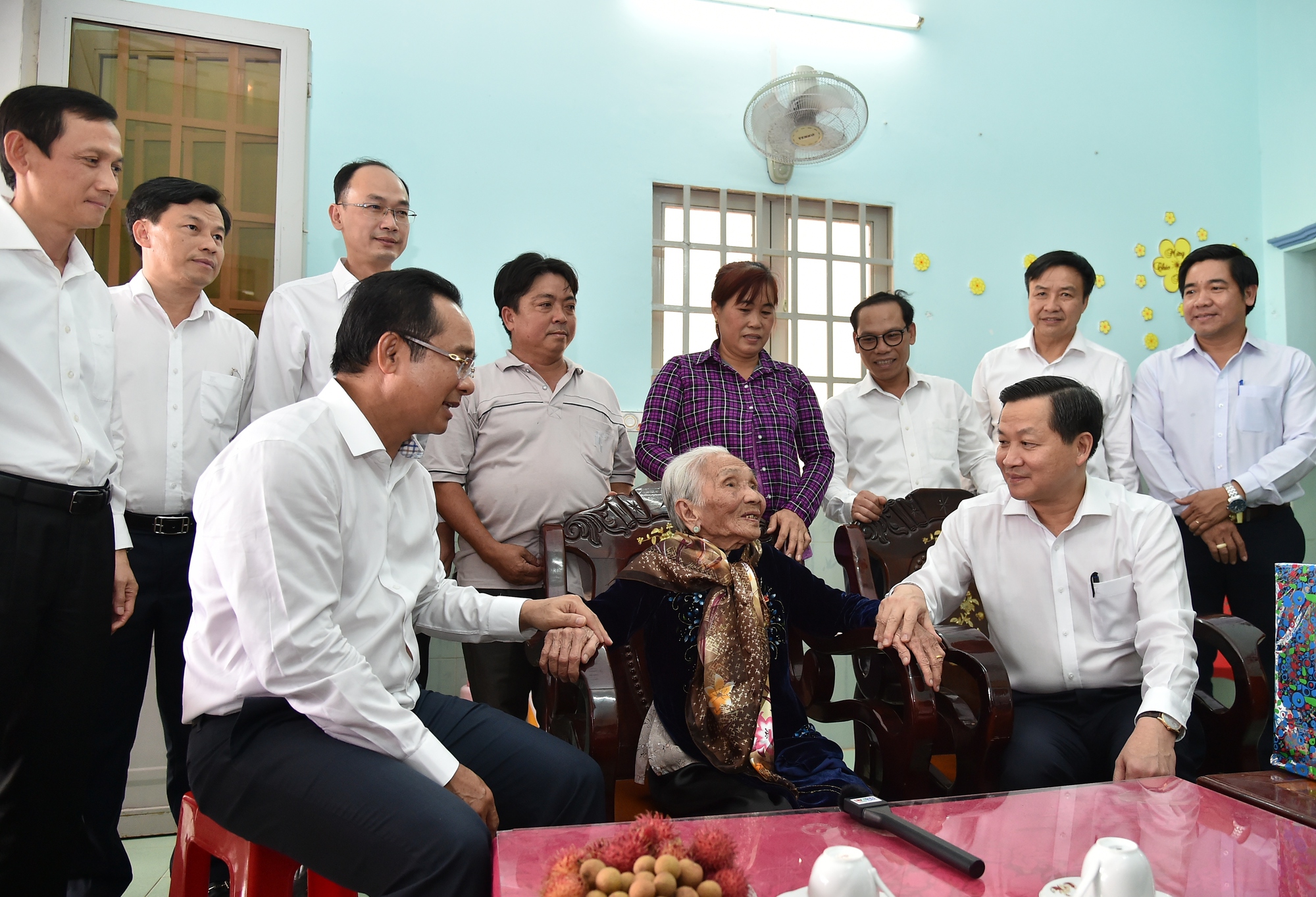 Phó Thủ tướng Lê Minh Khái chúc tết gia đình chính sách, người lao động tỉnh Long An - Ảnh 1.