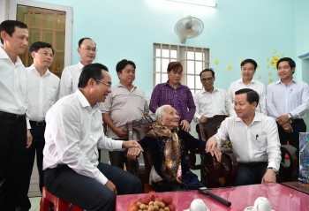Phó Thủ tướng Lê Minh Khái chúc tết gia đình chính sách, người lao động tỉnh Long An