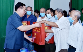 Chủ tịch Quốc hội Vương Đình Huệ thăm, tặng quà Tết gia đình chính sách, người nghèo tại An Giang