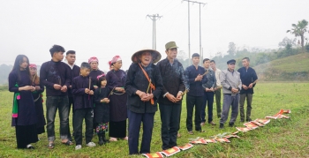 ngay dau nam cung nguoi tay ra dong tim huong kieng