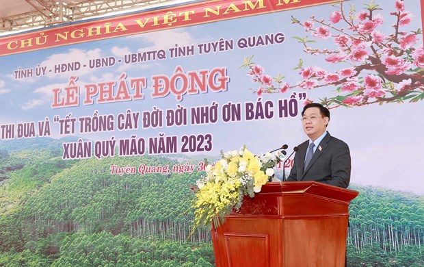 Chu tich Quoc hoi phat dong thi dua va Tet trong cay tai Tuyen Quang hinh anh 2