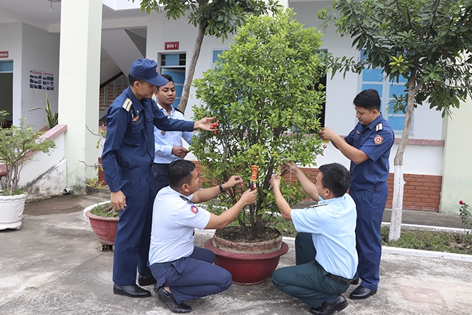 Khánh Hoà: Tổ chức giao lưu, gói bánh chưng cho sinh viên nước ngoài ở lại Việt Nam ăn Tết