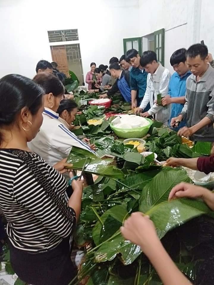 Hội đồng hương Nghệ An tại Berlin (Đức) tặng 250 phần quà Tết cho người Việt gặp khó khăn