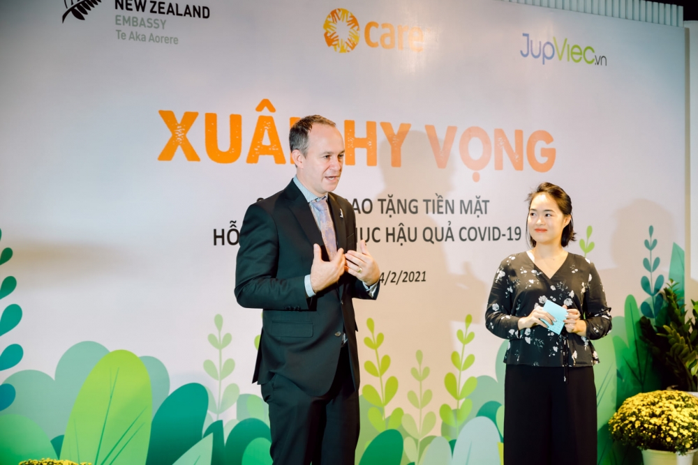Đại sứ quán New Zealand và tổ chức CARE Quốc tế tại Việt Nam hỗ trợ tiền mặt cho 350 lao động giúp việc