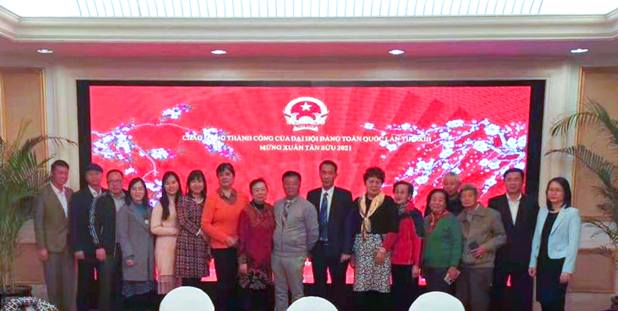 Cộng đồng người Việt tại Lào và Côn Minh (Trung Quốc) gói bánh chưng vui Tết Tân Sửu 2021